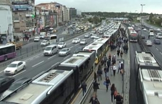 Metrobüs hattındaki arıza uzun kuyruklar oluşturdu