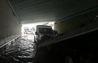Minibüs ve şoförü sel sularında mahsur kaldı