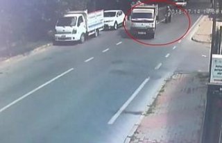 Motosikletli çiftin yaşadığı feci kaza kamerada