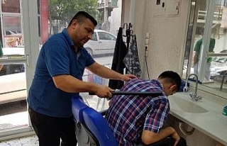 Müşterileri bu berbere dayak yemeye geliyor