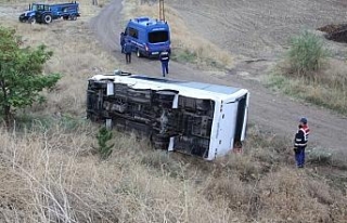 Öğrenci servisi devrildi: 20 yaralı