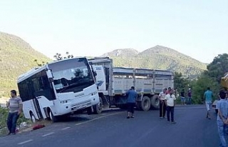 Okul servisine kamyon çarptı: 3 yaralı