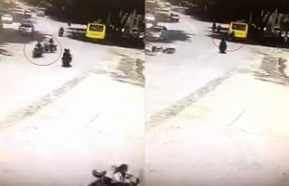 Önce motosiklete, ardından otobüse çarptı