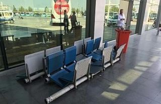 Otobüs peronda bekleyen yolcuların arasına daldı:...