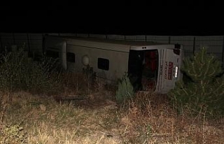 Otobüs şarampole devrildi: 2 ölü, 22 yaralı