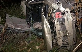 Otomobil 50 metrelik ormanlık alana uçtu: 2 yaralı