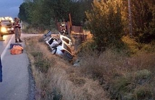 Otomobil menfeze çarptı: 2 ölü