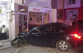 Otomobil, otobüs yazıhanesine çarptı: 5 yaralı
