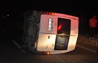 Otomobille minibüs çarpıştı: 16 yaralı