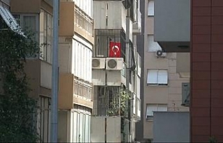 Papaz’ın evinde "Türk bayraklı" şov