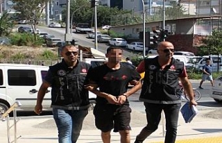 Polisi görünce uyuşturucu hapla dolu poşeti yuttu