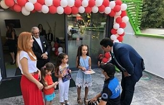 Polislerden okulla tanışan öğrencilere hediye