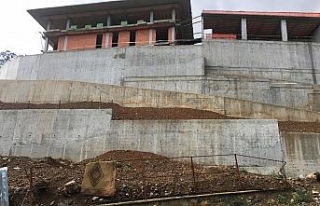 Sağanak yağış toprak kaymasına neden oldu, tünel...