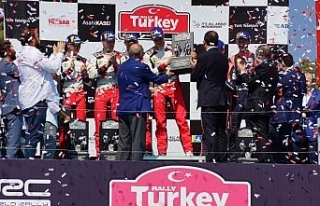 Şampiyonlar kupalarını Erdoğan’ın elinden aldı