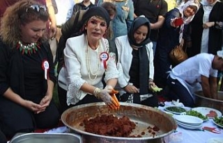 Şanlıurfa’da Hülya Koçyiğit çiğ köfte yoğurup...