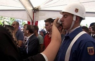 Şehit yakınları askerlerin terini sildi
