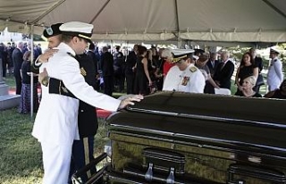 Senatör McCain Harp Akademisi Mezarlığına defnedildi