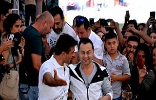 Serdar Ortaç ve Doğukan Manço üzüm suyu çıkardı