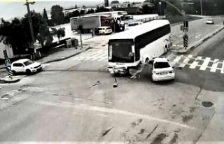 Servis otobüsü otomobile böyle çarptı