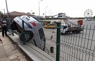 Sürücü adayı otomobille 3 metreden aşağı düştü