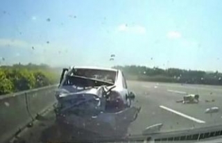 Taklalar atan otomobilden dışarı fırladı