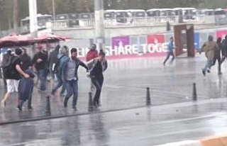Taksim’de yağmur ve fırtına vatandaşlara zor...
