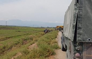 Tank taşıyan askeri araç devrildi