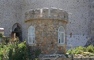 Tarihi kaleye PVC pencere