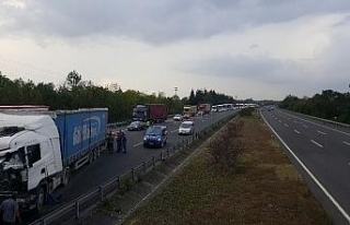 TEM’de 2 tır çarpıştı, kilometrelerce kuyruk...