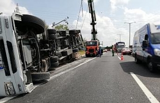 TEM’de devrilen tır trafiği kilitledi