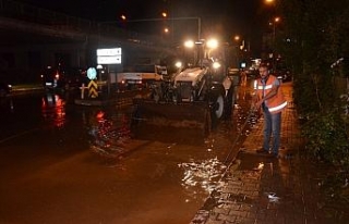 Trabzon’da sağanak yağış yolları göle çevirdi