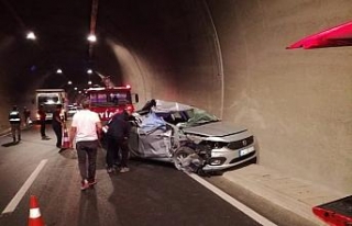 Tünelde otomobil tıra çarptı: 1 ölü, 2 yaralı