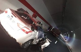 Tünelde otomobille kamyonet çarpıştı: 2 ölü,...
