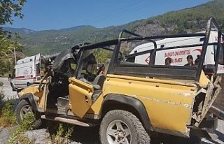 Turistleri taşıyan safari cipi takla attı: 1 ölü,...