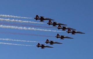 Türk Yıldızları’ndan Rize’de nefes kesen gösteri