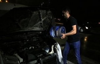 Yanan aracı damacana su ile söndürdüler