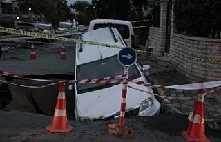 Yol çöktü, otomobil oluşan çukura düştü