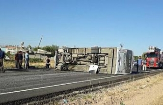 Yolcu midibüsü devrildi: 17 yaralı