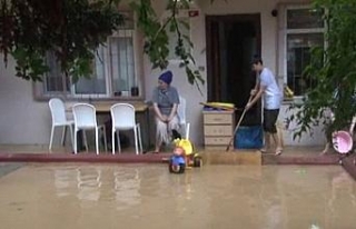 Yolları ve apartman girişlerini su bastı