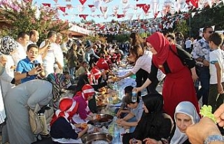 300 kişi aynı anda çiğköfte yoğurdu