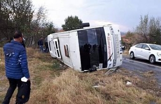 Askeri personeli taşıyan servis kaza yaptı: 13...