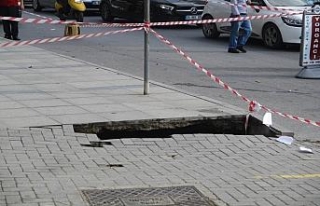 Ataşehir’de yol çöktü