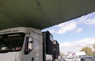 Beton trafo yüklü tır üst geçide takıldı