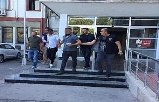 Borcunu ödemeyen kişiyi silahla rehin aldılar