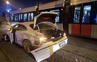 Cevizlibağ’da otomobil tramvaya çarptı: 2 yaralı