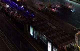 Edirnekapı metrobüs durağında insan seli