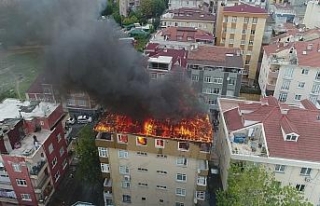 Halkalı’da binanın çatı katı alev alev yandı