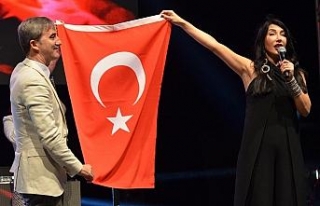 Hande Yener ve Ece Seçkin’den muhteşem performans