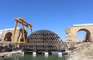 Havaya uçurulan köprünün iki yakası birleşiyor