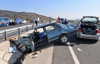 İzmir’de iki otomobil çarpıştı: 2 ölü, 2...